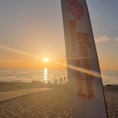 Hawaian Sports Festival 2026 Fahne vor Sonnenuntergang